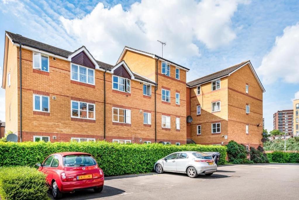 Morden Flat Close To Dlr Station With Free Parking Londýn Exteriér fotografie